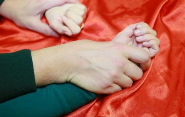 Qardaşından dünyaya uşaq gətirən qadın – “Ağlayırdım ki, məni zorlamasın”