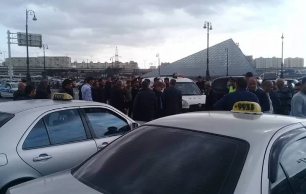 Bakıda taksi sürücüləri ilə polis arasında mübahisə -  saxlanılanlar var – FOTO