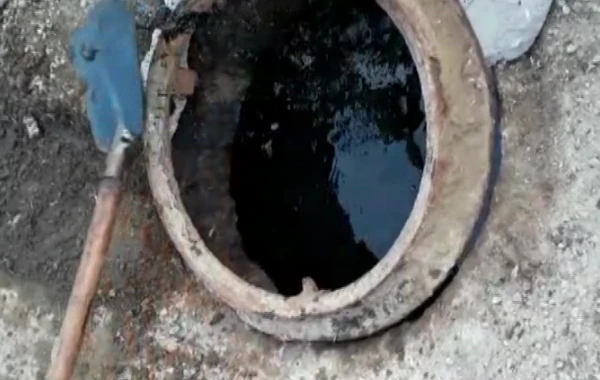 Bakıda maraqlı hadisə: Kanalizasiya quyusundan neft çıxır - VİDEO