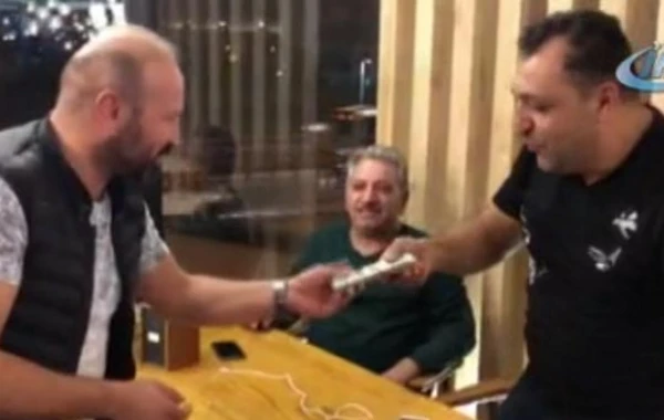Azərbaycanlı iş adamı taksidə 10 min dollarını unutdu - VİDEO