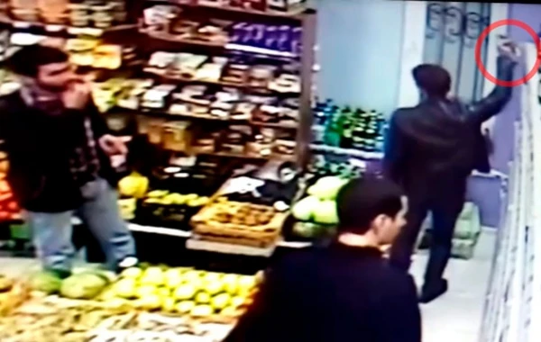 Bakıda 3 gənc mağazadan viski oğurladı (VİDEO)