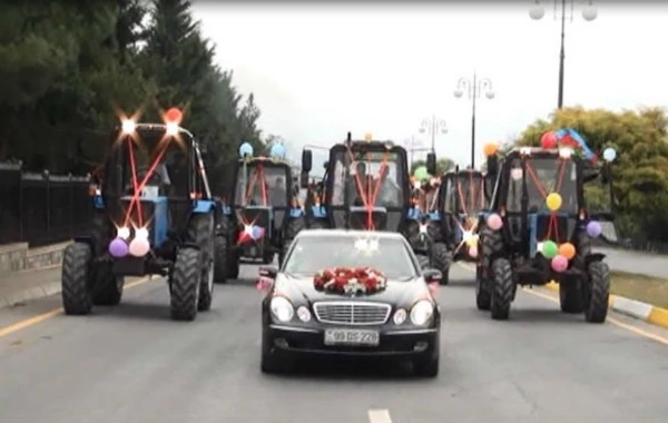 Traktor karvanı ilə gəlin gətirən bəyin atası danışdı: Etiraz etdim