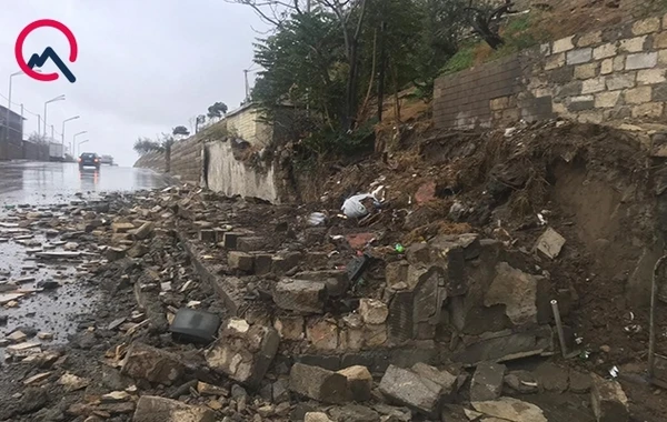 Bakıda daha bir sürüşmə: Qəbirstanlığın divarı uçdu – FOTO