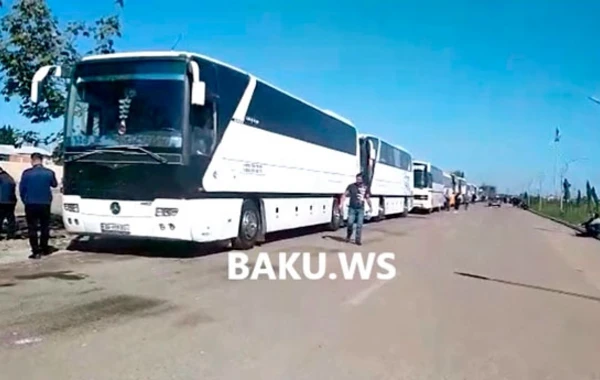 Ziyarətə gedən zəvvarlar 1 sutkadan çoxdur sərhəddə “ilişiblər” – VİDEO