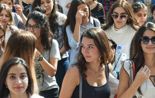 Bakıda universitetdə qəribə qadağa: Diqqət! Diqqət! Universitetin binasına... -FOTO