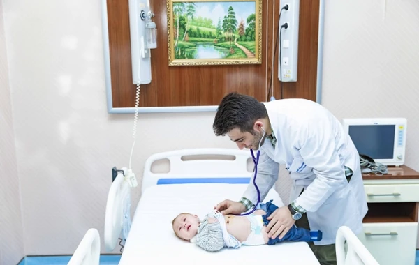 Azərbaycanda həkimlər körpənin ürəyini dayandırdılar və əməliyyat etdilər - FOTO