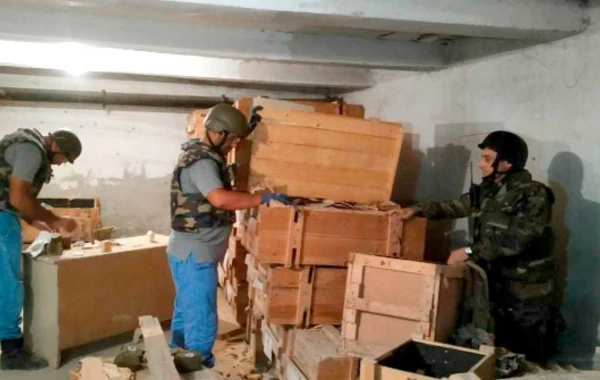 Bakıda orta məktəbin zirzəmisindən yüzlərlə hərbi sursat aşkarlandı - FOTO