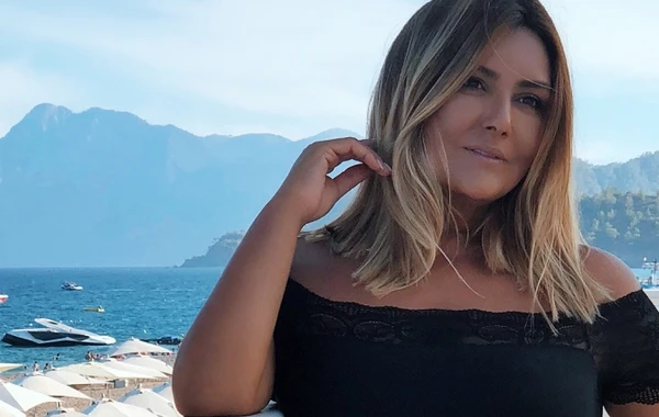 Зульфия Ханбабаева упала во время исполнения песни - ВИДЕО