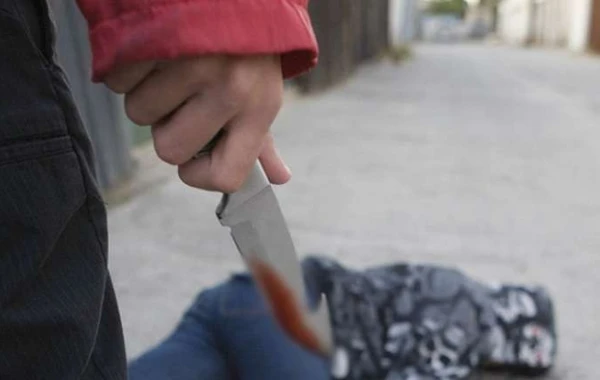 Bakıda 29 yaşlı gənc kürəyindən bıçaqlandı