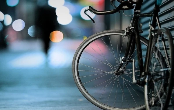Bakıda velosiped oğurlayan kişi biabır oldu – VİDEO