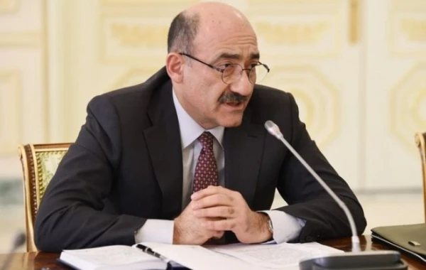 Əbülfəs Qarayev əməkdar artisti mükafatlandırdı - FOTO