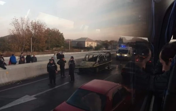 Gürcüstanda Azərbaycan dövlət nömrə nişanlı avtomobil yandı