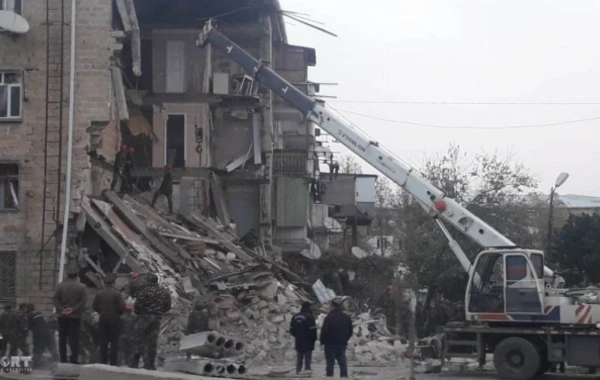 Gəncədəki güclü partlayışdan sonra yaralı belə xilas edildi (YENİLƏNİB) - VİDEO