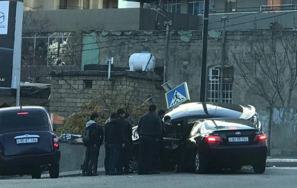 Bakıda bir avtomobilin digərinə yol verməməsi qəzaya səbəb oldu – FOTO