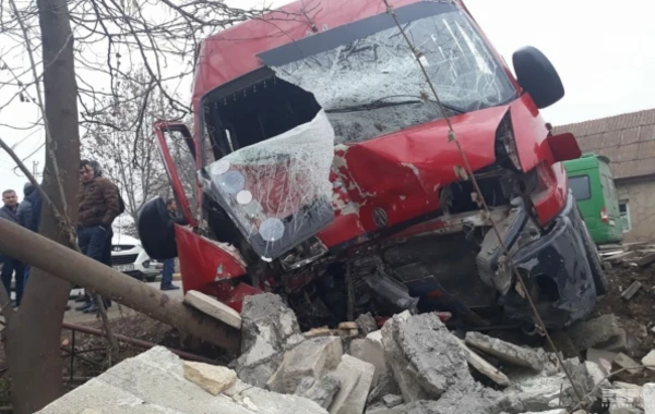 Mikroavtobus qəzaya düşdü, yaralananlar var
