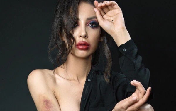 Qazaxıstanda sinəsini nümayiş etdirən qadın deputat döyüldü - FOTO