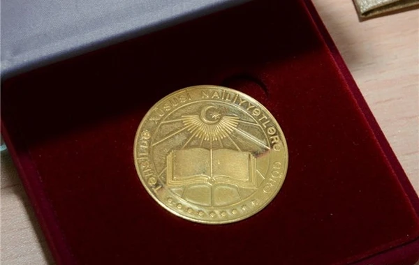 Bu il Bakıda neçə orta məktəb məzunu qızıl və gümüş medal alıb?