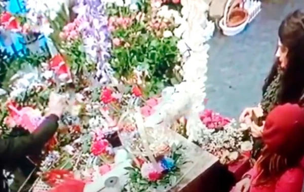 Bakıda trans "qaraçı hipnozu" ilə satıcıları belə aldatdı - VİDEO