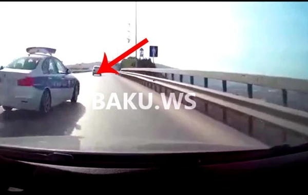 Bakıda yol polis maşını qəfil sürücünün qarşısına çıxdı – VİDEO