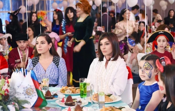 Mehriban Əliyeva qızları ilə yeni il şənliyində - FOTO