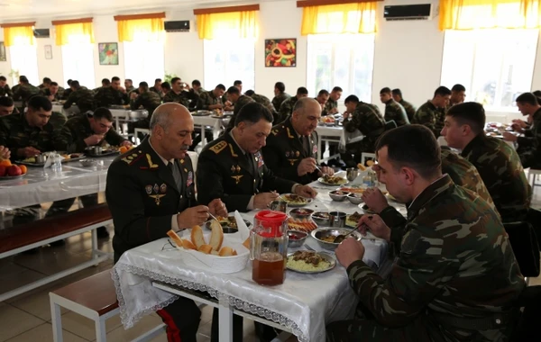 Ramil Usubov əsgərlərlə birlikdə nahar etdi