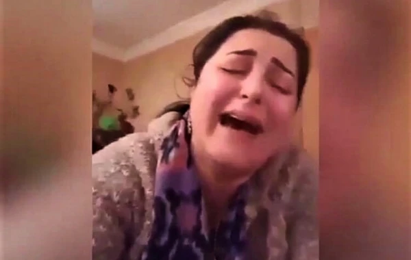 Anasının yasında ağlayaraq selfi edən qadının problemi nədir? (VİDEO)