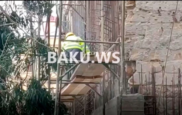 Bakıda küləkli havada işçilərin həyatını belə təhlükəyə atırlar – VİDEO
