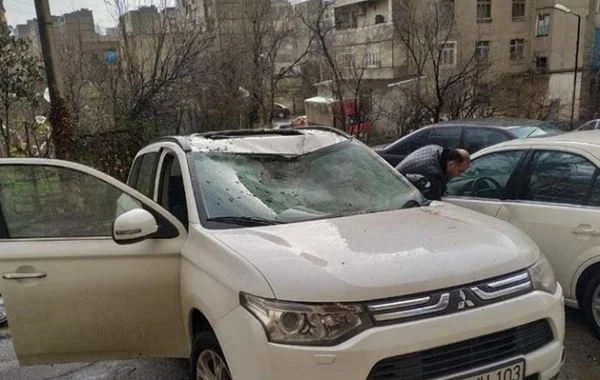 Güclü külək Bakıda su çənini avtomobilin üstünə atdı – FOTO