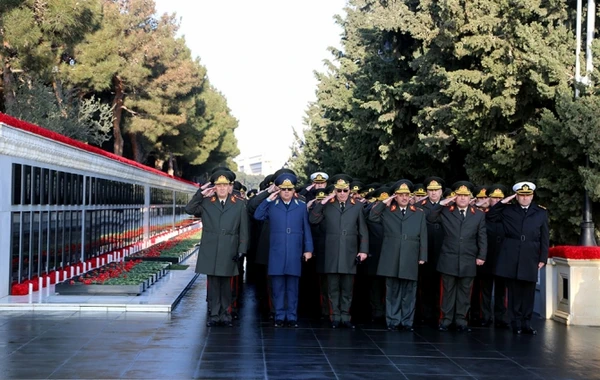 Müdafiə Nazirliyinin şəxsi heyəti Şəhidlər xiyabanını ziyarət edib (FOTO)