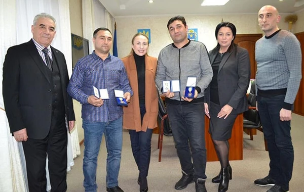 Ukraynada bir ailəni xilas edən azərbaycanlı qardaşlara mükafat verildi - FOTO