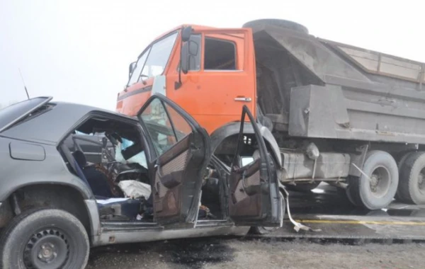 Kürdəmirdə dəhşətli qəza: KamAZ bir ailənin dörd üzvünü xəstəxanalıq etdi