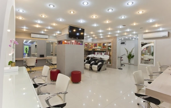 Bakıda gözəllik salonundan 15 min manatlıq saç oğurlandı (VİDEO)