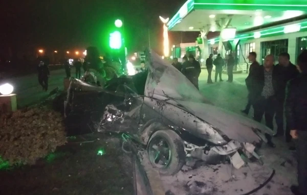 Sumqayıtda maşın yanacaqdoldurma məntəqəsinə çırpılıb - FOTO