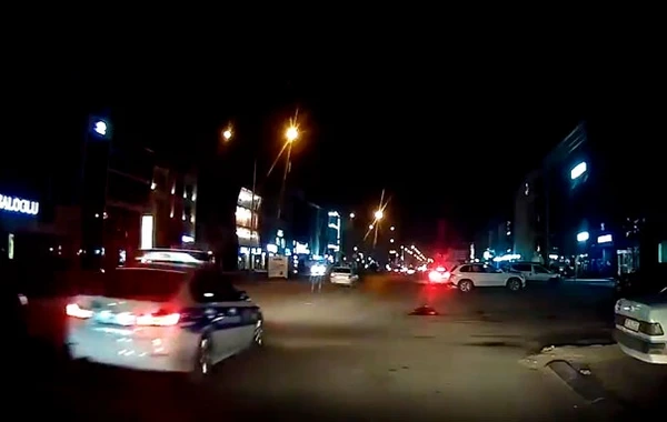 Bakıda yol polisindən qəribə hərəkət: “Tanış gəlirsiniz” – VİDEO