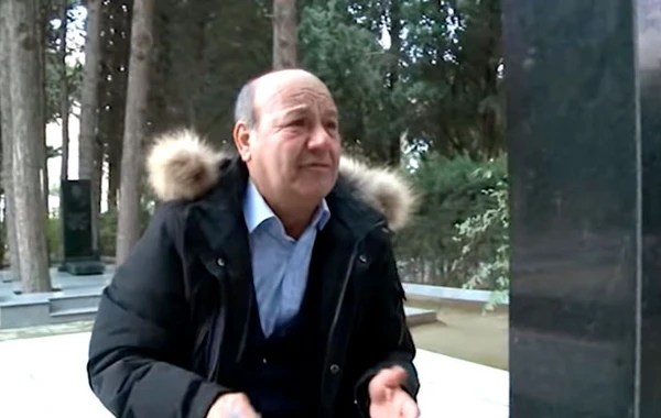 Əli Mirəliyev mərhum sənətkarın məzarında ağladı: "Məni ələ salırlar" (VİDEO)