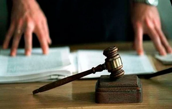 Özündən 8 yaş kiçik sevgilisini oteldə öldürən Günelin məhkəməsi başladı
