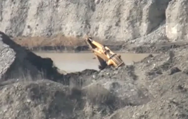 Qubada qazıntı işləri aparan ekskavator çaya aşıb, sürücü tapılmır- VİDEO