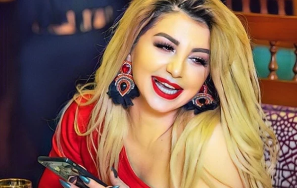 Azərbaycanlı müğənni canlı efirdə erotik rəqs etdi (VİDEO)