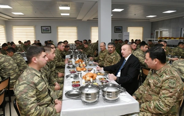 Prezident əsgərlərlə yemək yedi - FOTO
