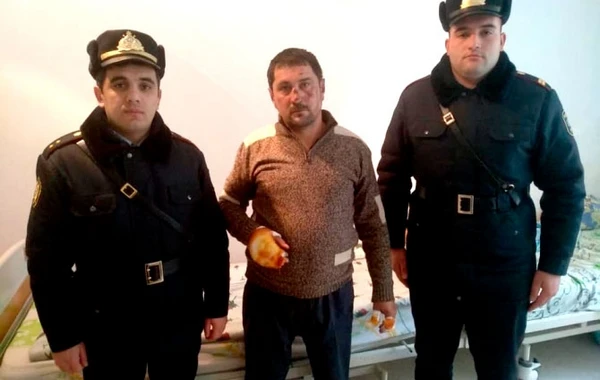 Polislər yanan evin sakinini alovdan son anda xilas etdi – FOTO