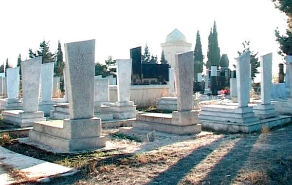 Yasamal qəbiristanlığında ağılları qarışdıran şəkil tapıldı - FOTO