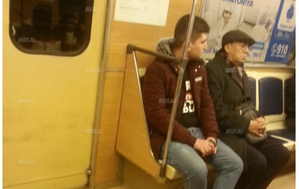 Efirlərə çıxmayan məşhur azərbaycanlı müğənni METRODA - FOTO