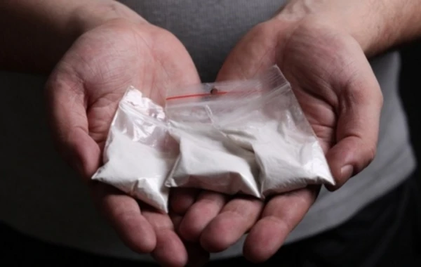 Bakıda məhbus əri ilə görüşə gələn qadının alt paltarından heroin çıxdı