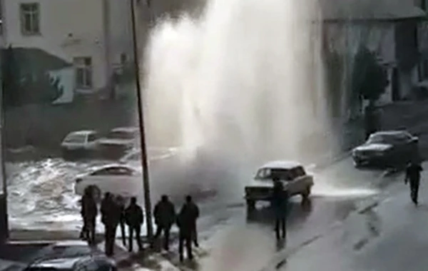 Bakıda su borusu partlayıb - Yolda tıxac yaranıb - FOTO