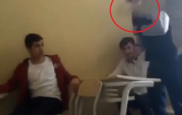 Bakıda orta məktəbdə ŞOK hadisə – Müəllim şagirdi vəhşicəsinə döydü (VİDEO)