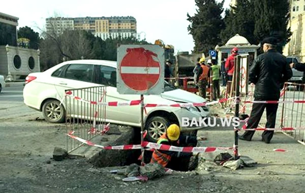 Maşın "Azərsu"nun qazdığı quyuya düşdü – FOTO