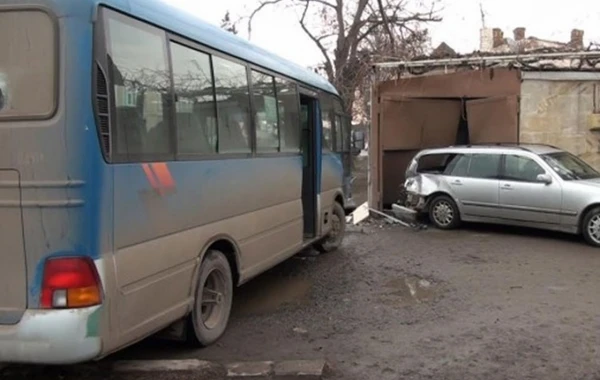 Zabratda sərnişin avtobusu ilə minik maşını toqquşub