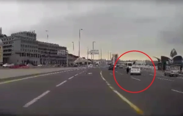 Bakıda piyada özünü maşına belə çırpdı – Ağlagəlməz üsul (VİDEO)