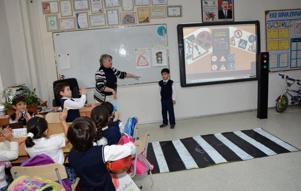 Yol hərəkətı qaydaları uşaqların gözü ilə