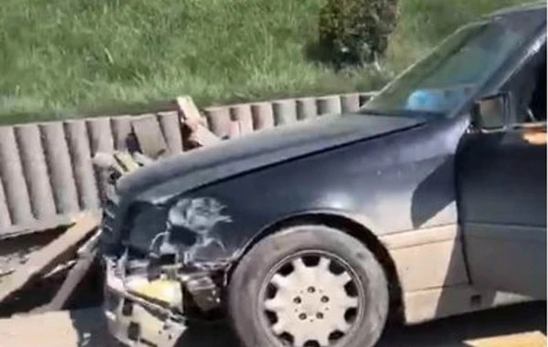 Bakıda "Mercedes" "London taksisi"nə çırpılıb - VİDEO
